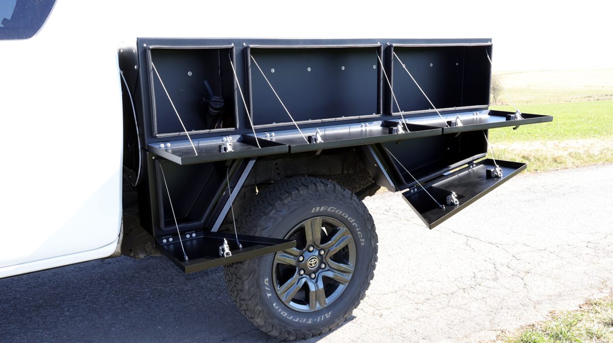 Fernweh-Mobil Ladefläche mit geöffneten Stauboxen am Toyota