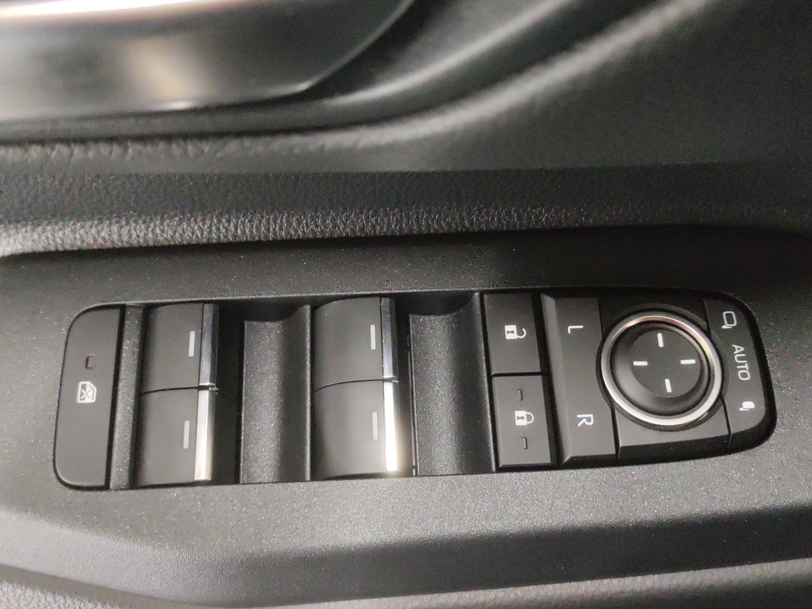 Fahrzeugabbildung Toyota Land Cruiser 2.8 Executive 250 4x4 Offroad-Umbau