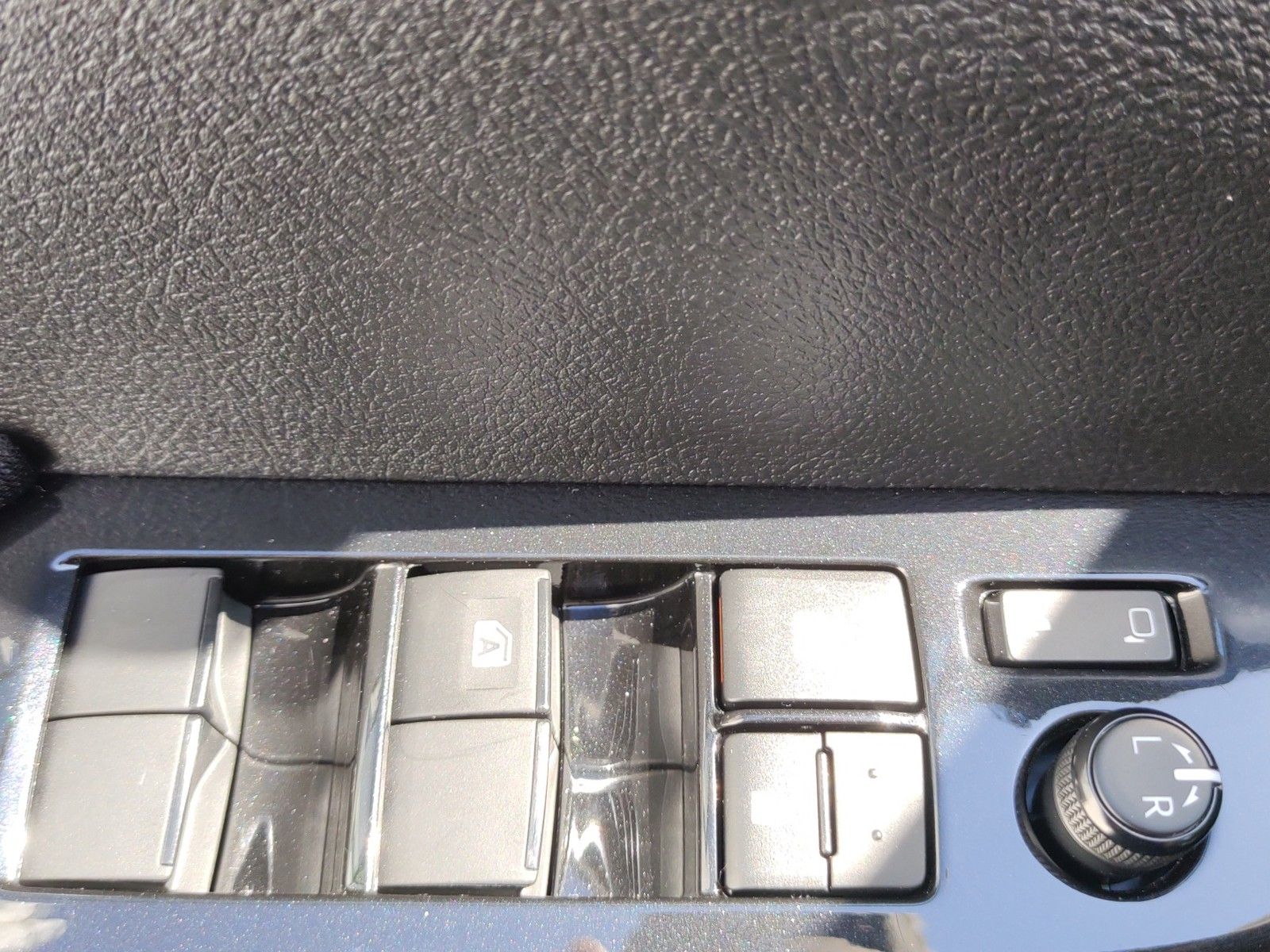 Fahrzeugabbildung Toyota Hilux Double Cab 2.8 Comfort 4x4 Automatik