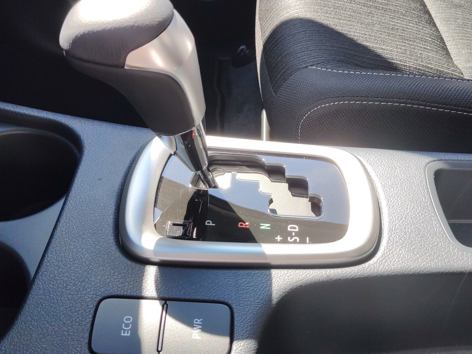 Fahrzeugabbildung Toyota Hilux Double Cab 2.8 Comfort 4x4 Automatik