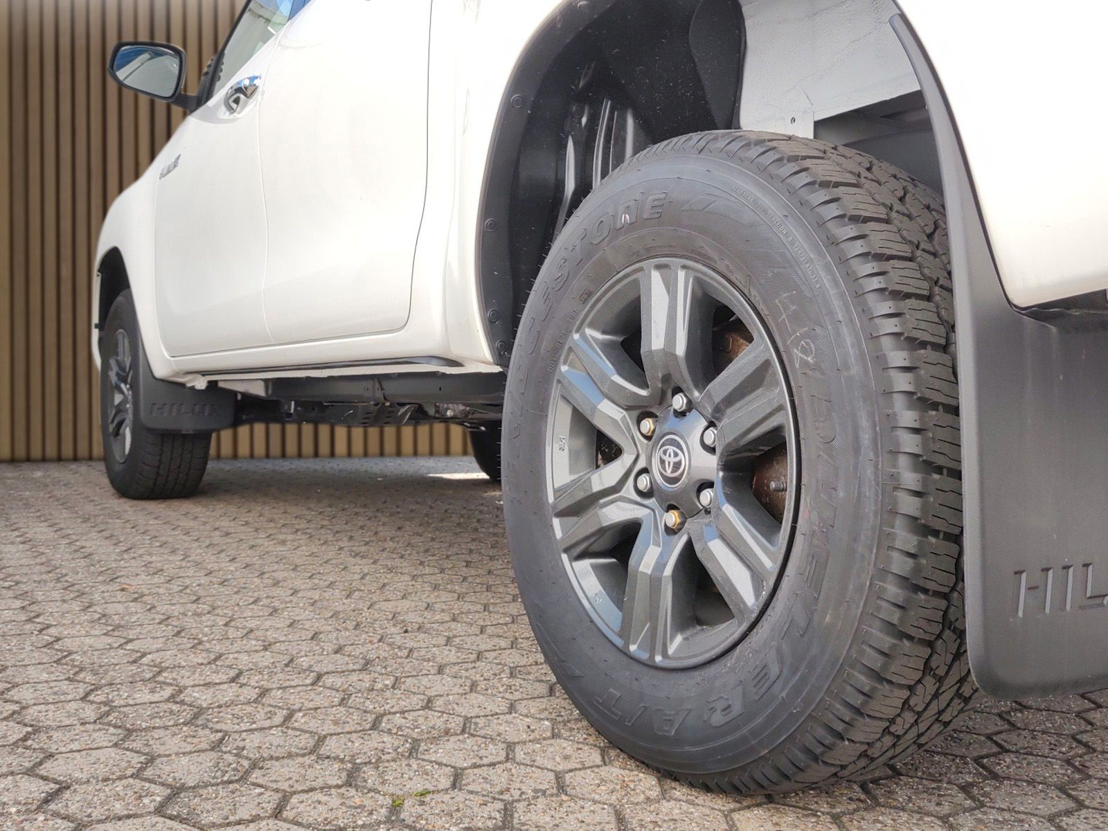 Fahrzeugabbildung Toyota Hilux Double Cab 2.8 Comfort 4x4 Automatik