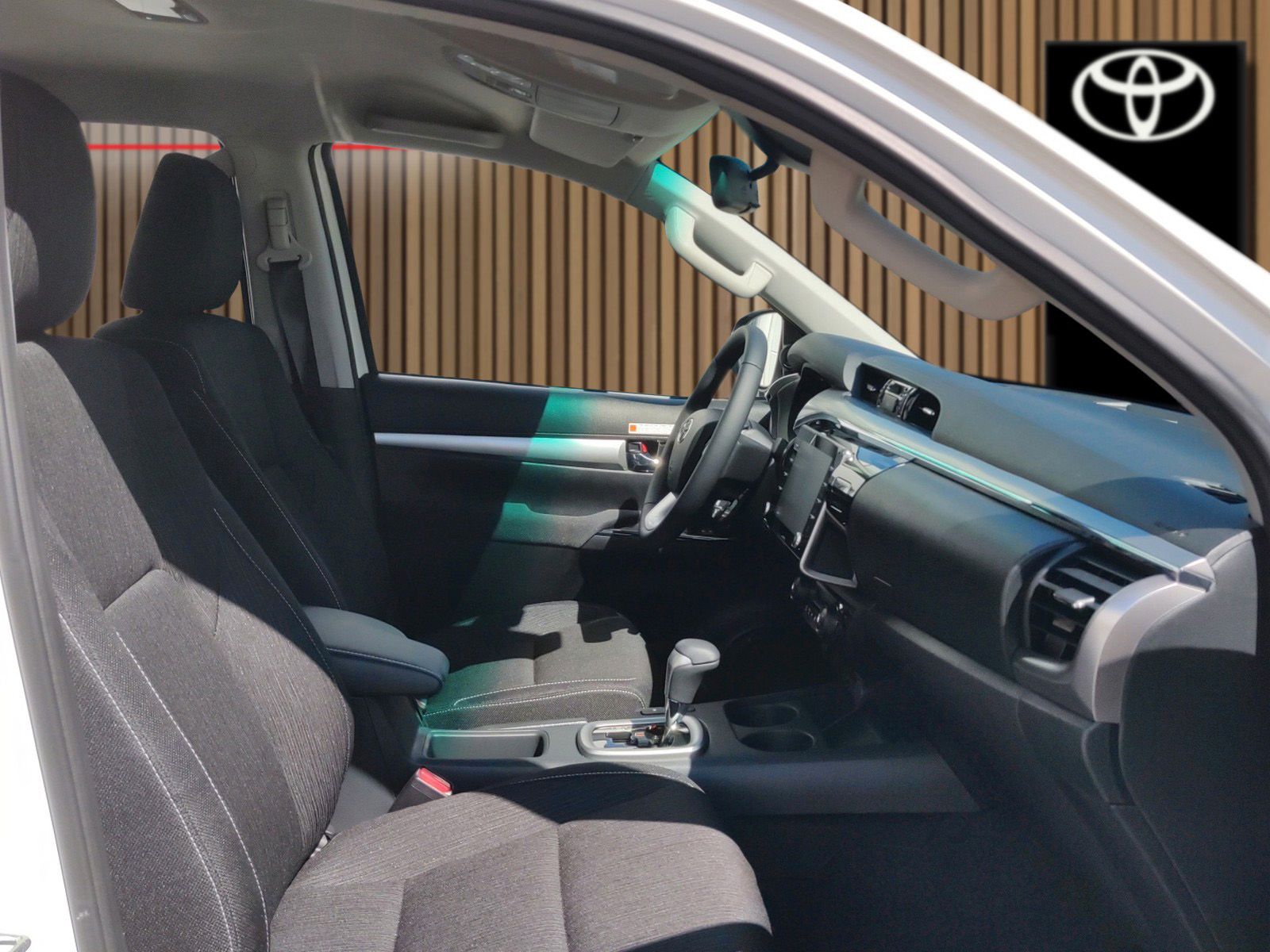 Fahrzeugabbildung Toyota Hilux Double Cab 2.8 Comfort 4x4 Automatik