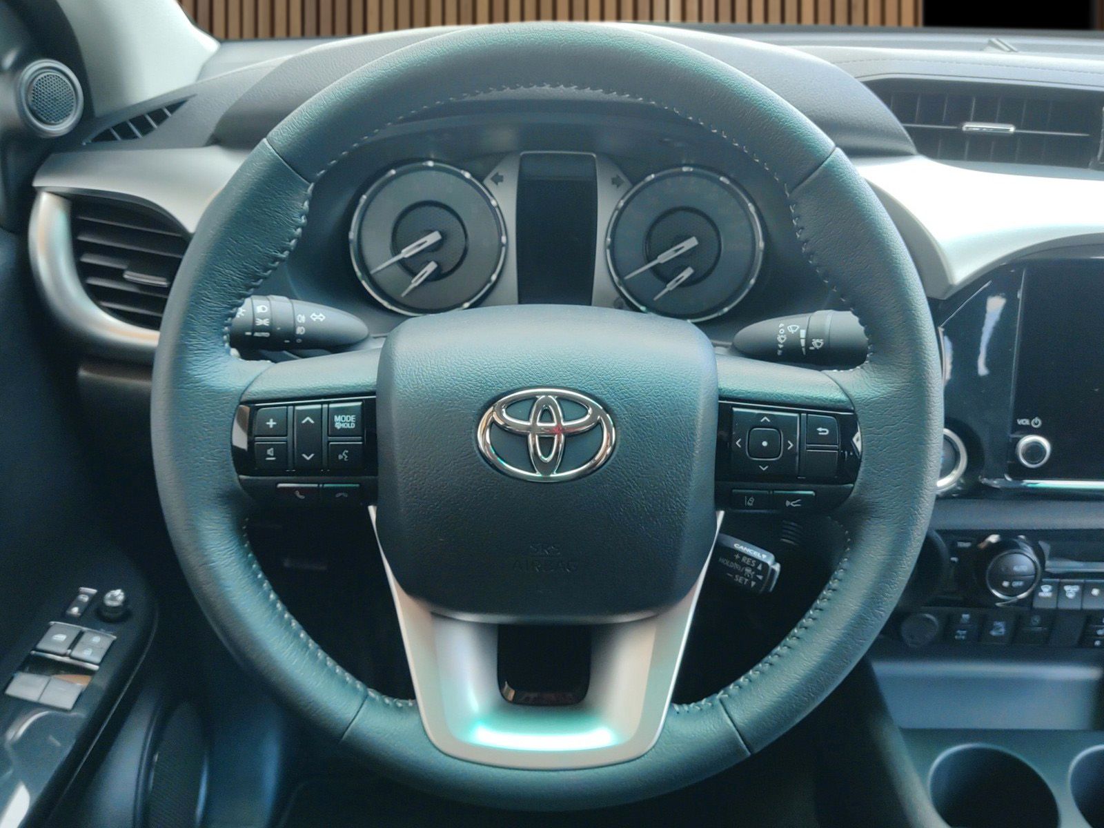 Fahrzeugabbildung Toyota Hilux Extra Cab 2.4 Comfort 4x4 Automatik