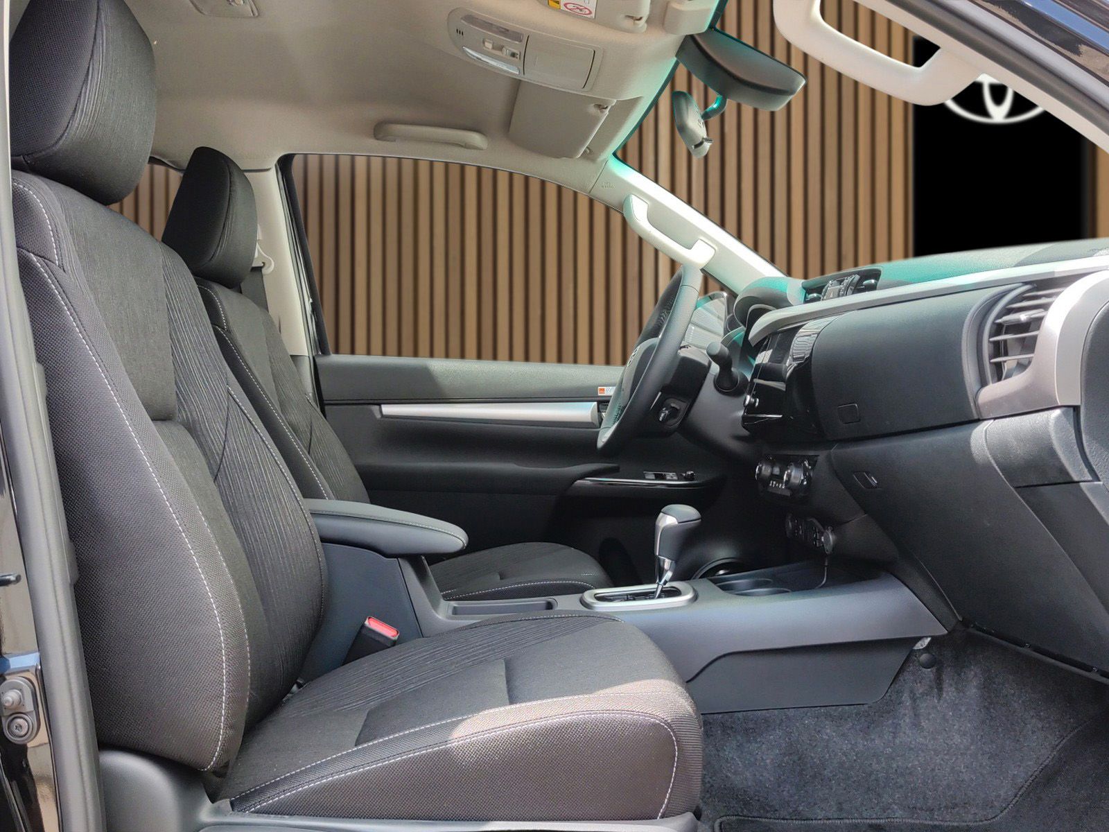 Fahrzeugabbildung Toyota Hilux Extra Cab 2.4 Comfort 4x4 Automatik