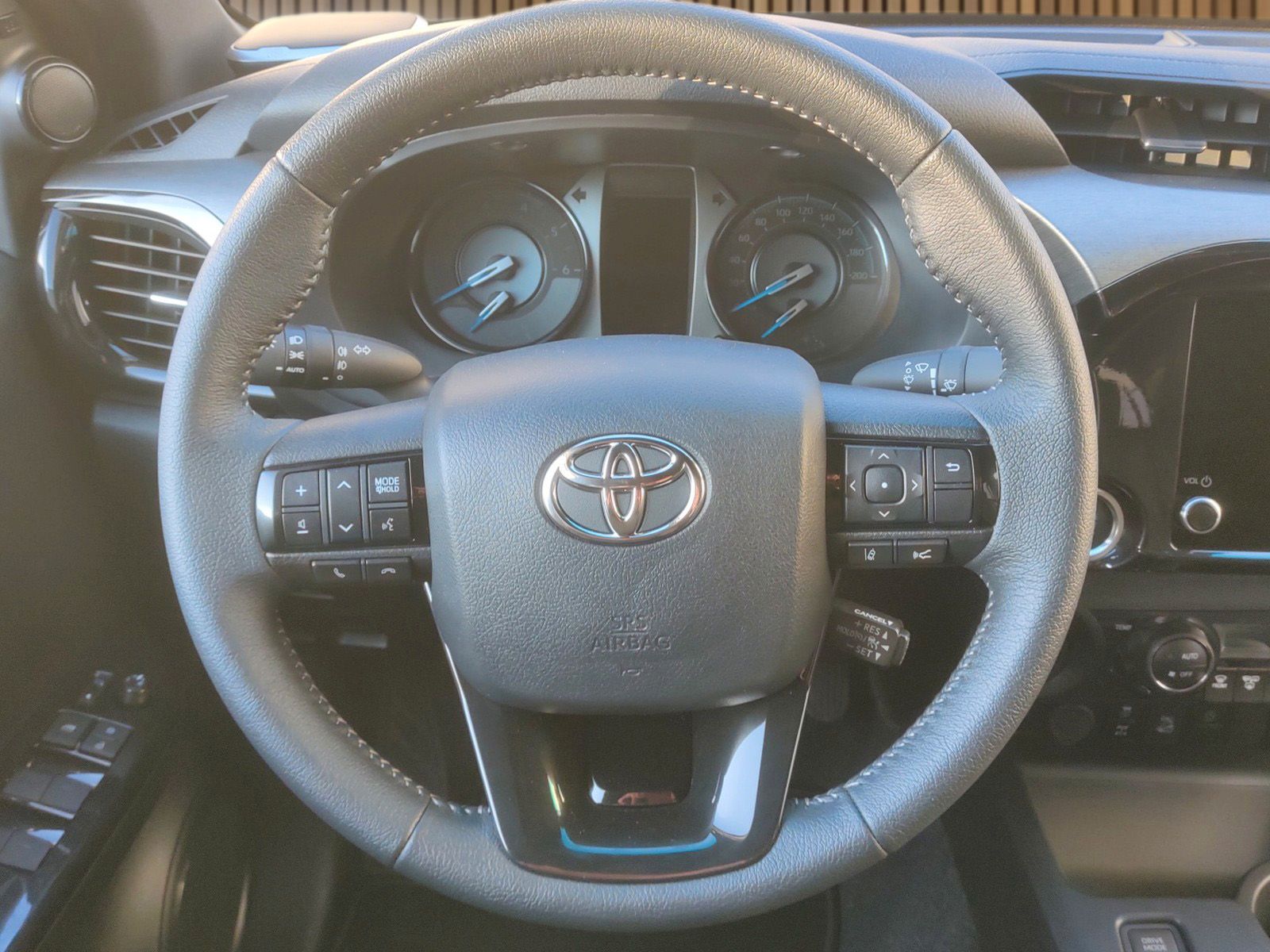 Fahrzeugabbildung Toyota Hilux Double Cab 2.8 Aut. Invincible Kein-EU-Fzg