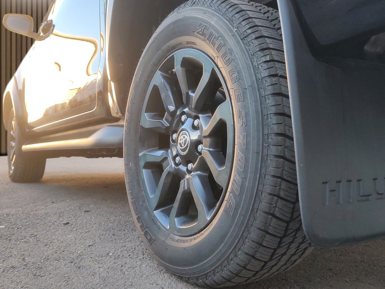 Fahrzeugabbildung Toyota Hilux Double Cab 2.8 Aut. Invincible Kein-EU-Fzg