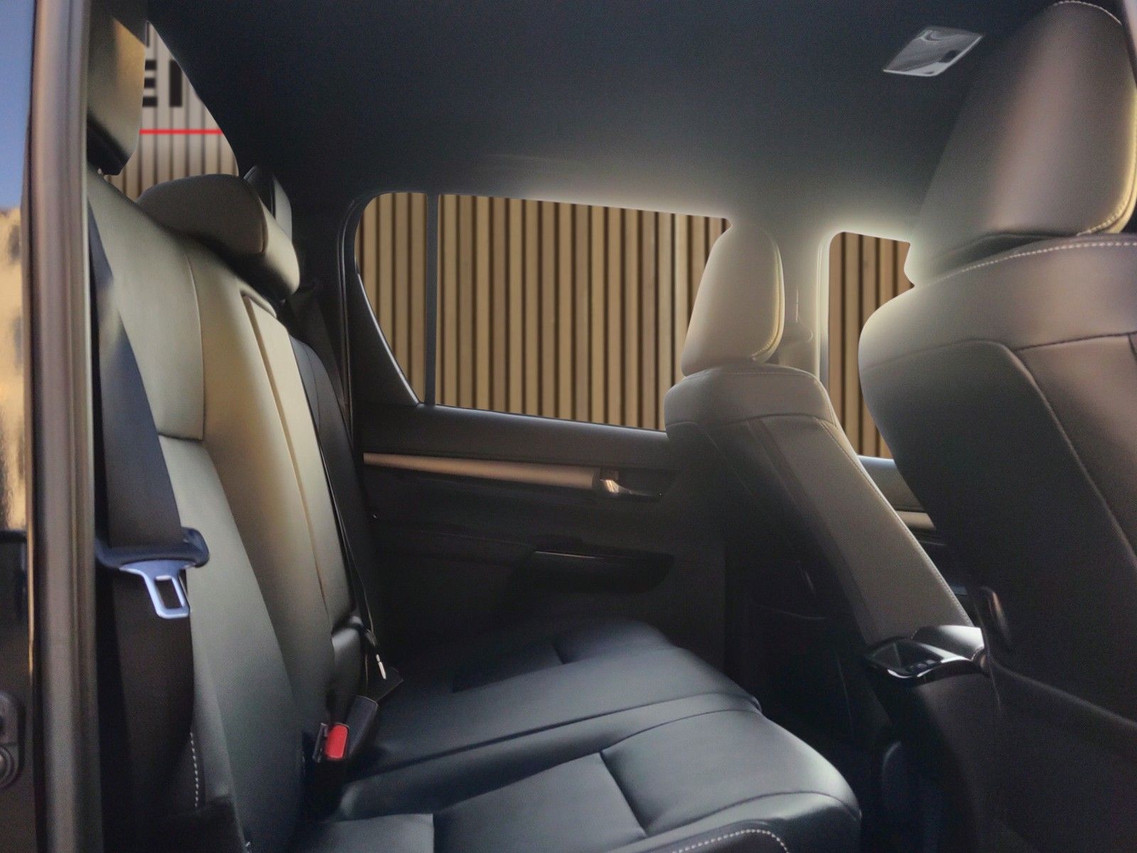 Fahrzeugabbildung Toyota Hilux Double Cab 2.8 Aut. Invincible Kein-EU-Fzg